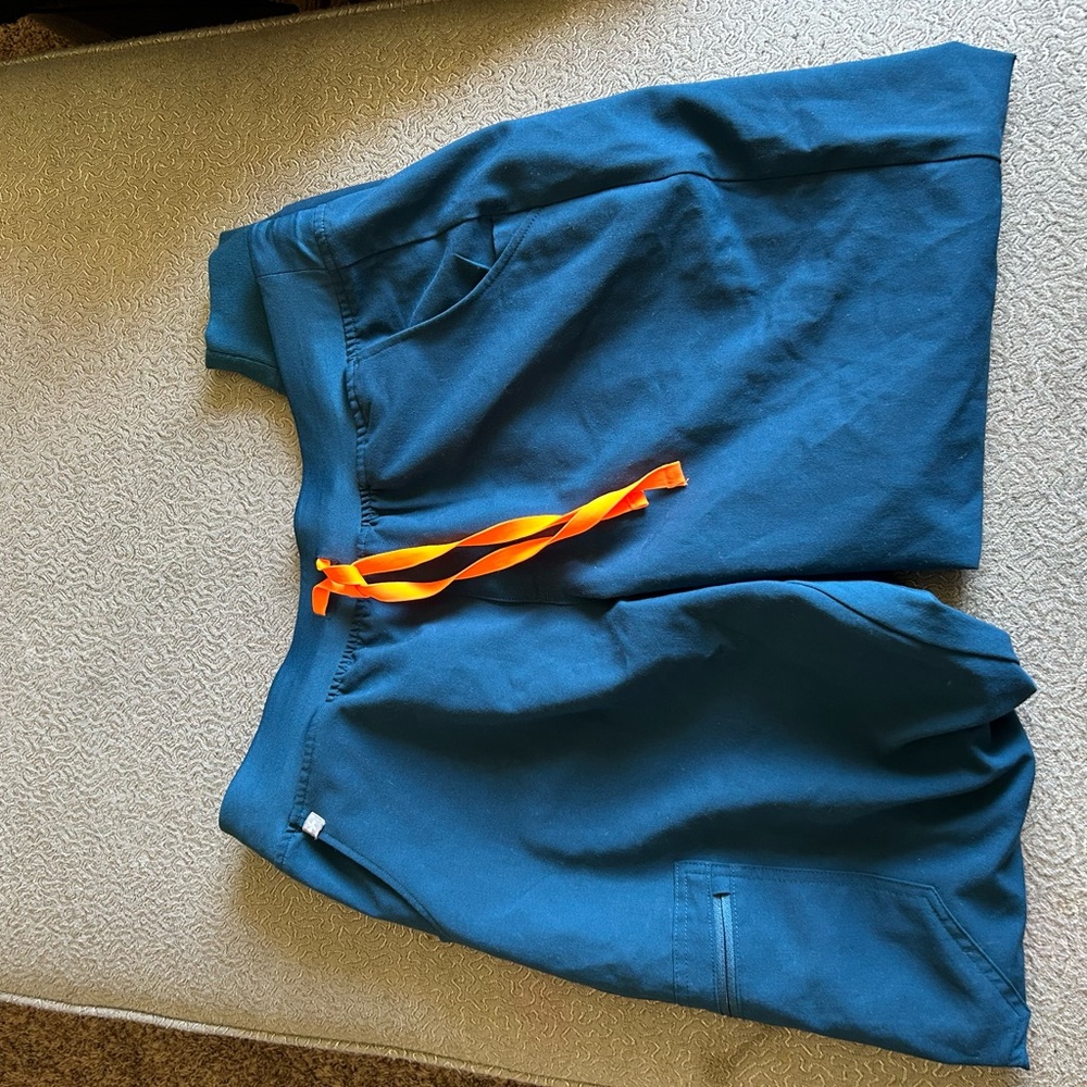 Size L figs scrub pants